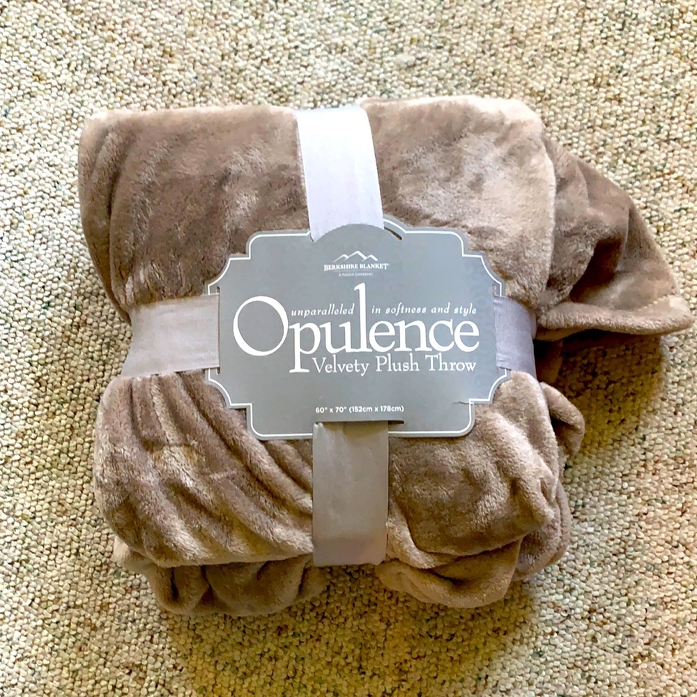 NWT Plush Throw🤎